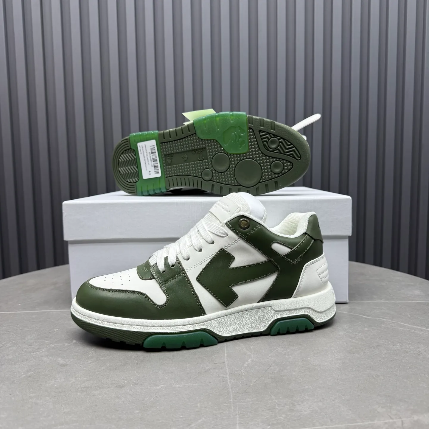 【off- white】P: 620💰Couple model👫, Size: 35-44 (Customized for men 38.45.46) High-quality version👊 "Out of office" series original molding, original lasting, production process 1:1 Original ➰OFF GRAY WHITE OW ➰ First-layer cowhide Imported skin-friendly and environmentally friendly polyester mesh Original molding high elastic and environmentally friendly molding pad Made with the original lasting process. The original molded rubber outsole (never yellows and deforms) has a super correct shape, bright color and strong three-dimensional effect👍. Packaging💯Full set of packaging synchronized with the official website (branded paper, certificate of quality, branded cloth bag)